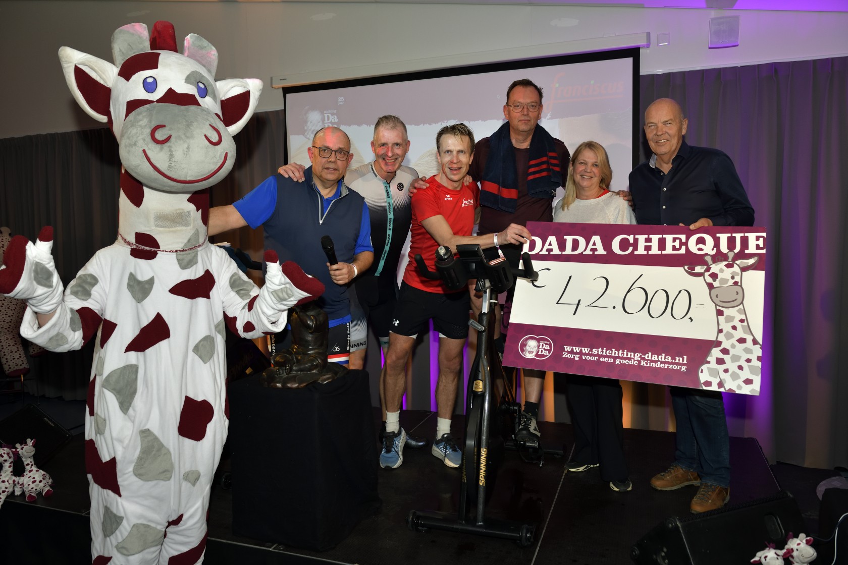 Cheque overhandiging Foundation_Dada_Ride_for_Valuepng.jpg